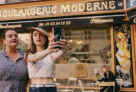 Превью сериала Эмили в Париже с 2020 года